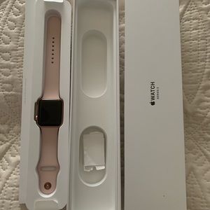 Apple Watch series 3 .